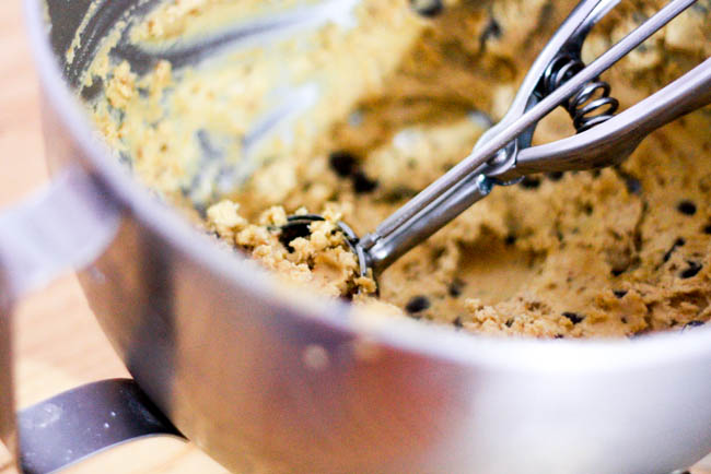 Chunky Chocolate Chip Cookies packed with brown sugar goodness, a thin crisp outside and soft inside. #cookies #chocolatechips | Jellibean Journals
