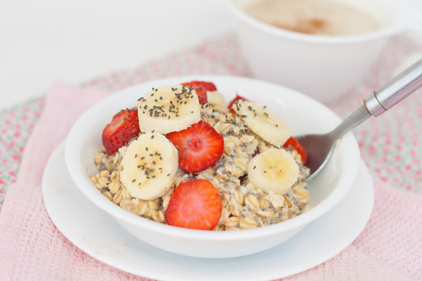 No-Cook Chia Oatmeal Breakfast | Jellibeanjournals.com