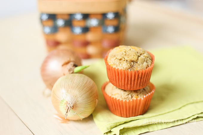 Savory sweet onion muffins are Red Lobster's biscuit's BIGGEST rival. SO GOOD! | Jellibeanjournals.com