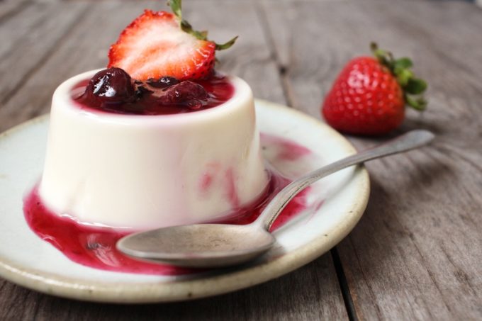 White Chocolate Panna Cotta with Berries | jellibeanjournals.com